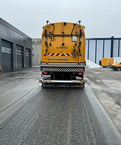 En Mesta-bil bakfra, kjøre rundt på en større plass.